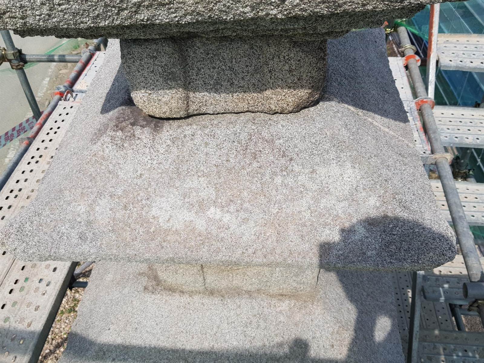 세척을 마친 장성 진원리 오층석탑의 보존처리 후 모습.