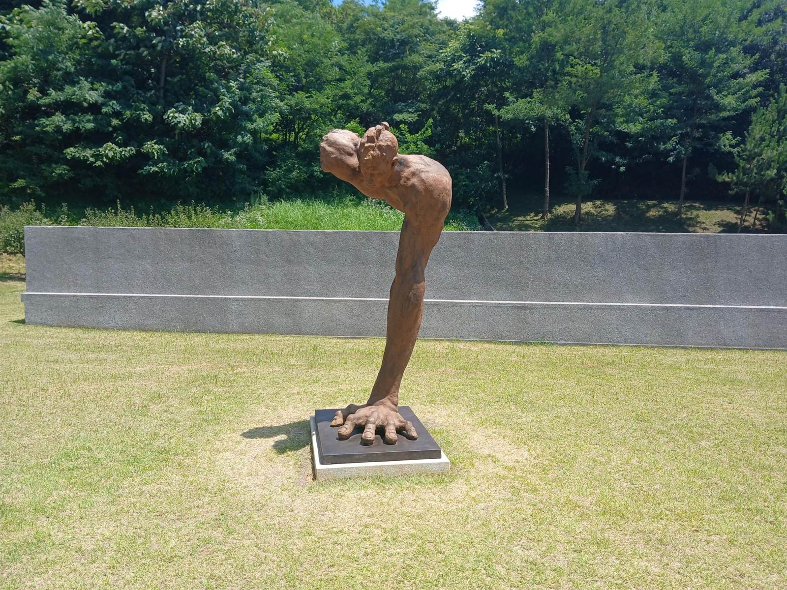 보존처리를 마친 야외 동상의 모습.