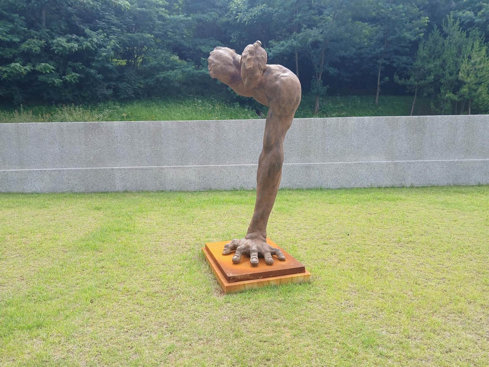 GS칼텍스 예울마루 대극장 야외 동상의 보존처리 전 모습.